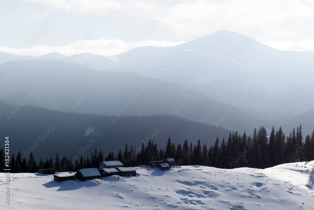 雪山木屋的奇妙冬季景观。圣诞假期概念。喀尔巴阡山