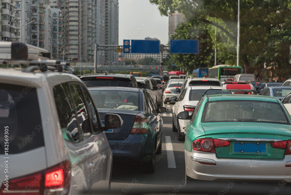 一排排汽车堵塞主要街道