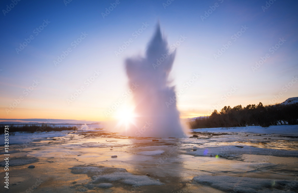 美丽的日落中的冰岛著名Geysir