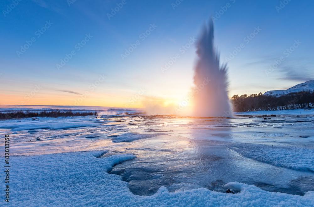 美丽的日落中的冰岛著名Geysir