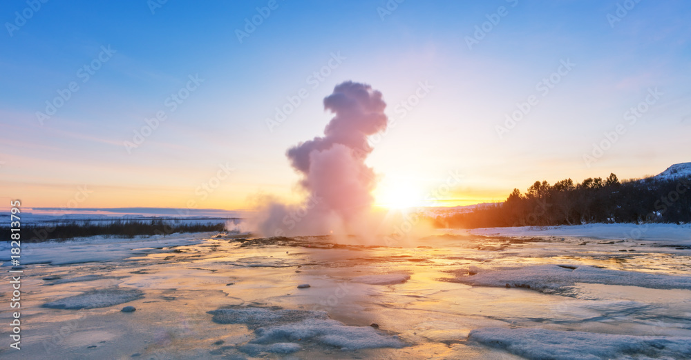 美丽的日落中的冰岛著名Geysir