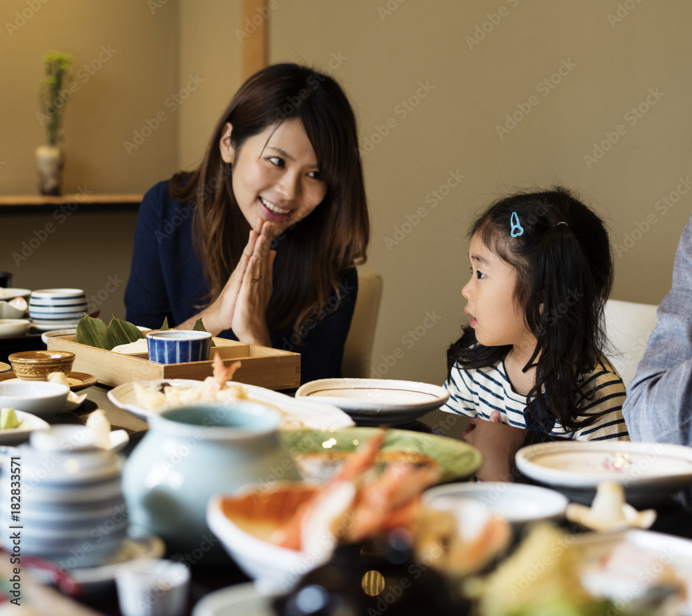 日本母亲带着她的女儿