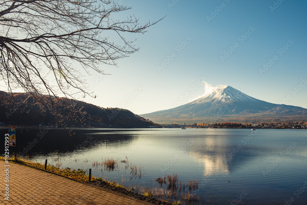 日本富士山景观，复古色彩的川口湖