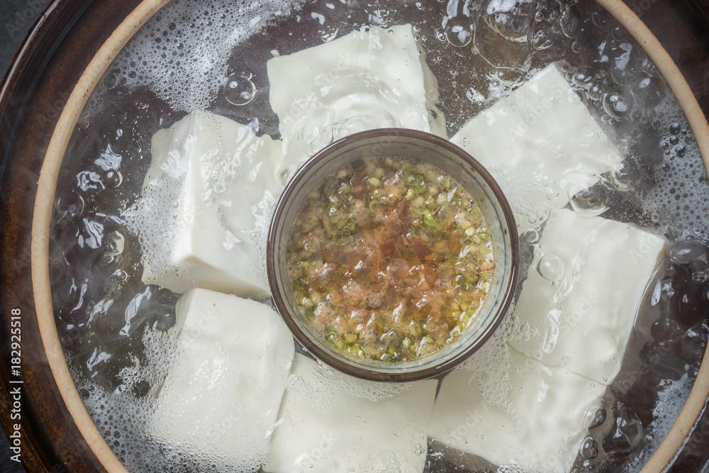 湯豆腐と湯気　Boiled tofu (bean curd) Japanese food