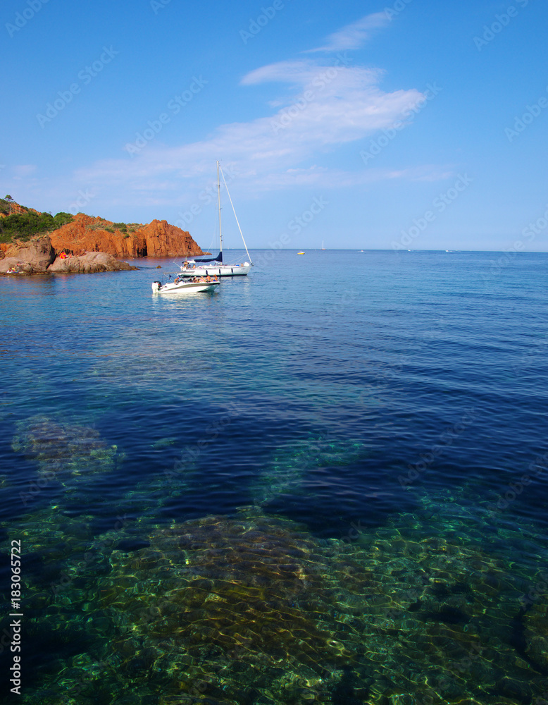 海上岩石海滩