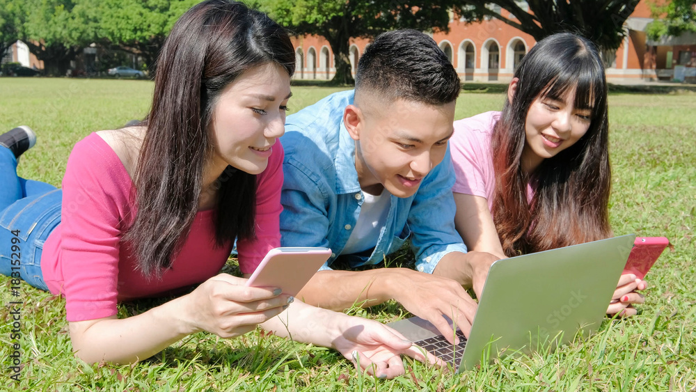 学生使用电话和电脑