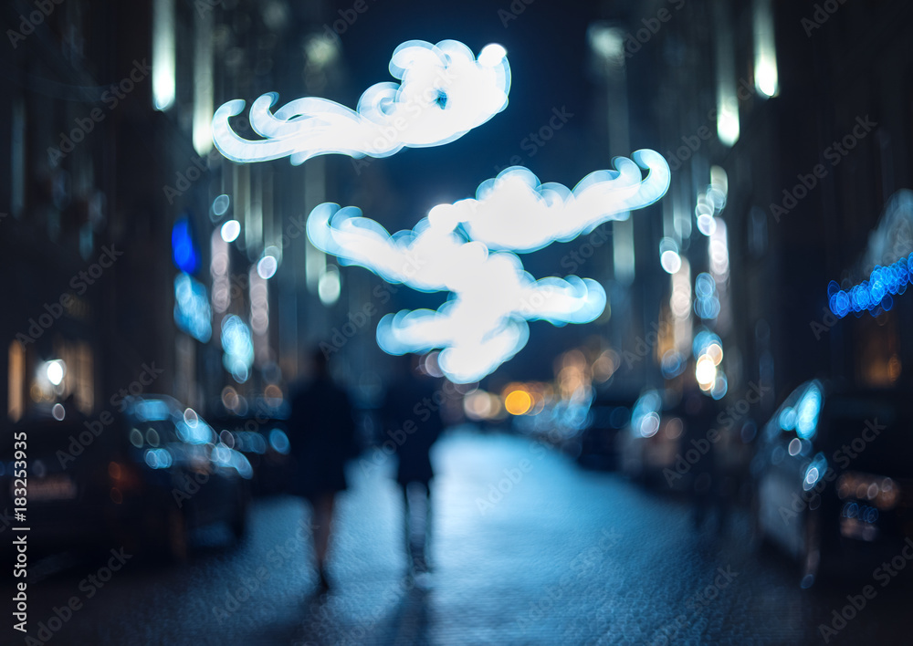 夜晚模糊的城市。Bokeh。美丽的抽象背景，散焦的建筑、汽车、城市照明