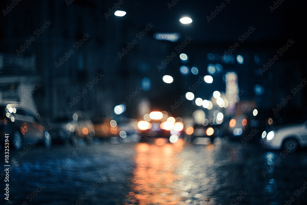 夜晚模糊的城市。Bokeh。美丽的抽象背景，散焦的建筑、汽车、城市照明