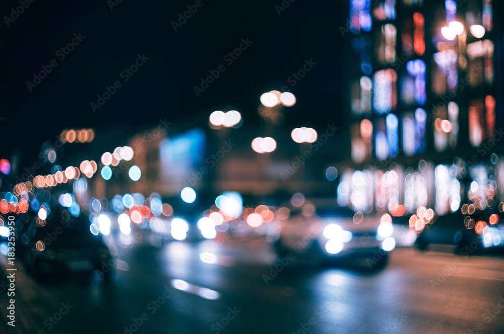 夜晚模糊的城市。Bokeh。美丽的抽象背景，散焦的建筑、汽车、城市照明