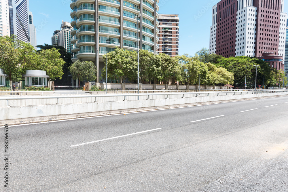 空的混凝土道路和现代建筑