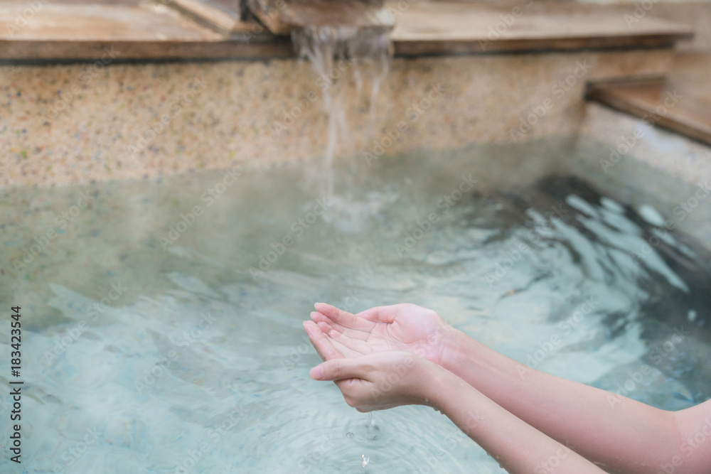 年轻女孩保释一勺温泉水