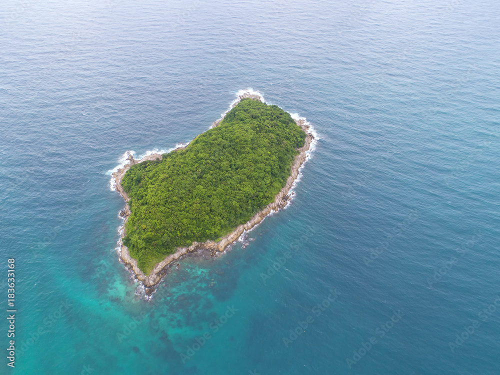 海洋鸟瞰图，俯视图，令人惊叹的自然背景。水的颜色和美丽的明亮。阿祖