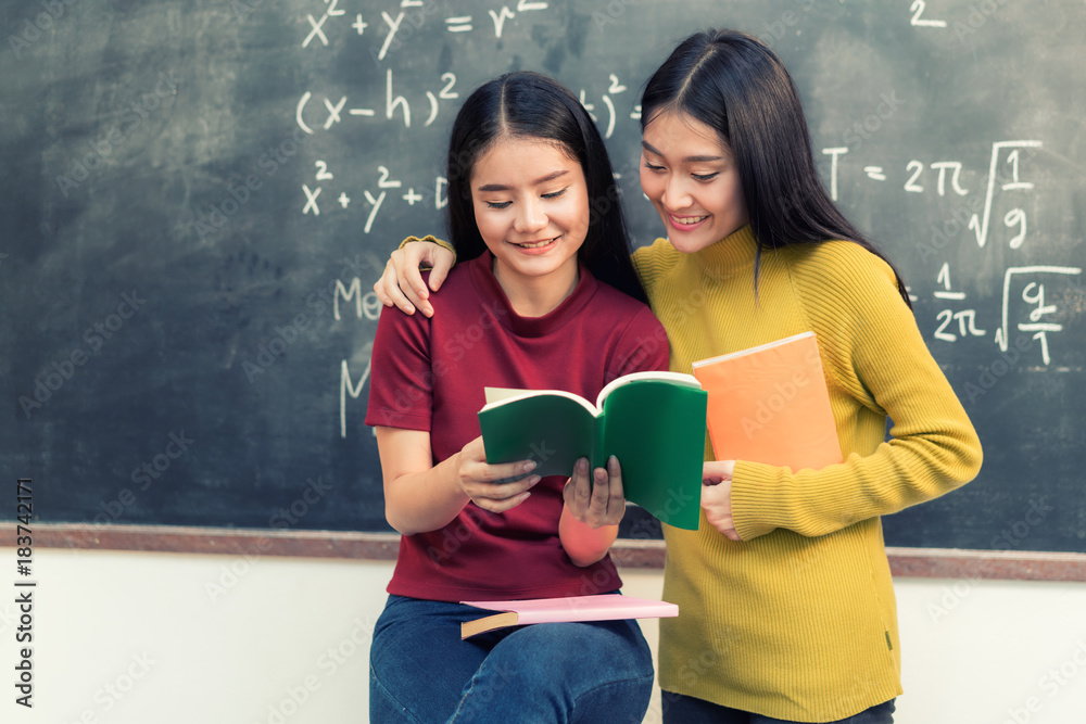 两名亚洲学生在大学课堂上一起学习。大学生。