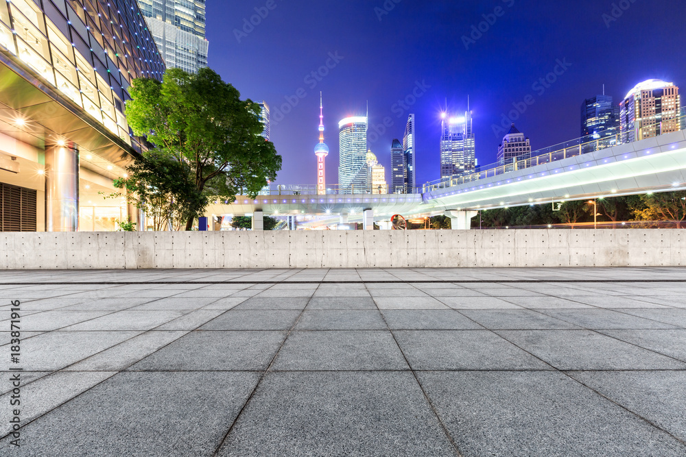 中国上海夜晚空旷的广场和现代的城市景观