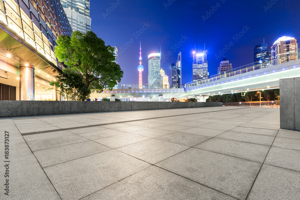 中国上海夜晚空旷的广场和现代的城市景观