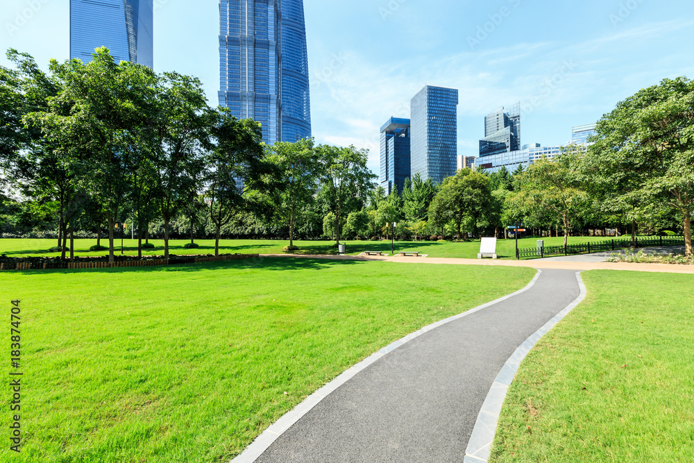 中国上海商业区现代城市建筑与绿色城市公园