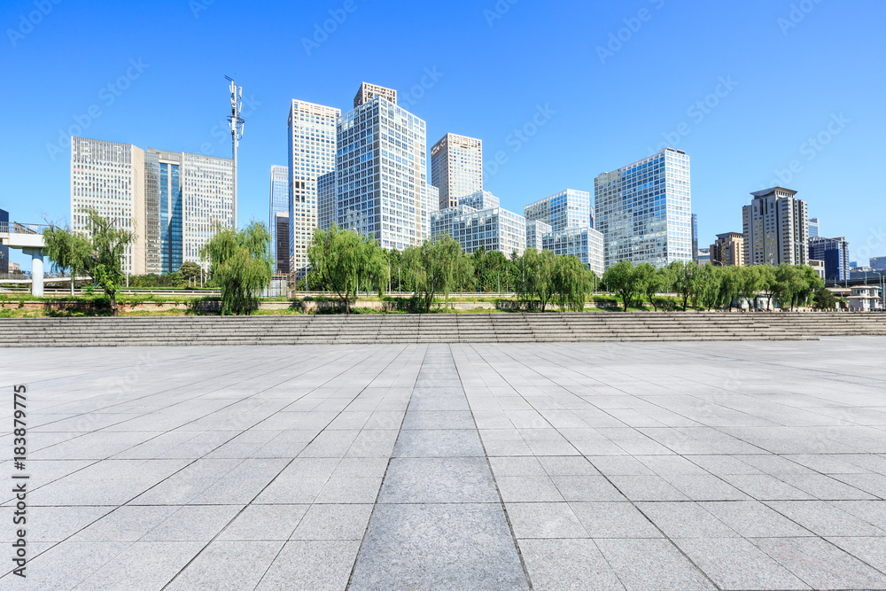 中国北京空旷的城市广场路和现代化的商业区办公楼