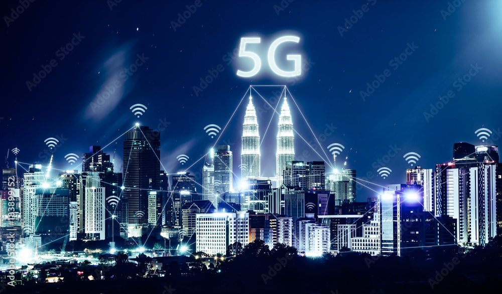 5G网络无线系统和物联网与现代城市天际线。智能城市和通信