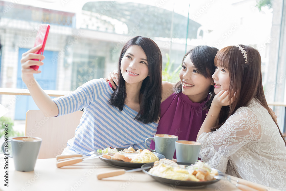 餐厅里快乐的女人朋友