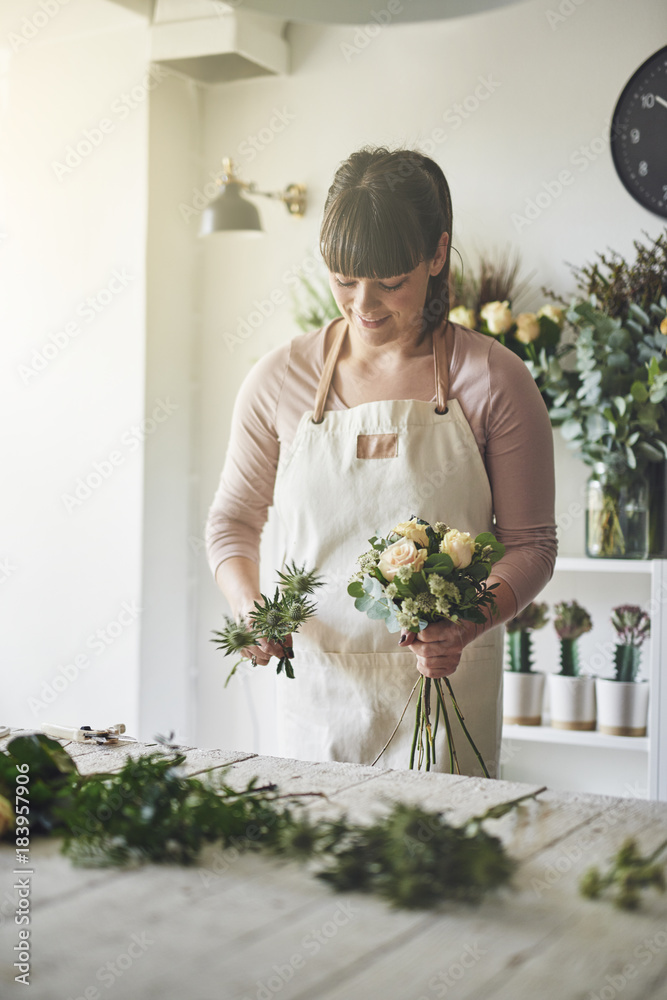 女花匠在她的花店里插花