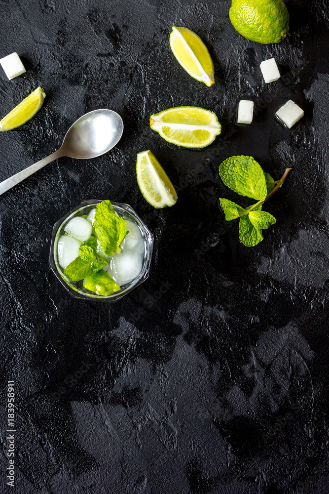 在深色背景俯视图上制作mojito