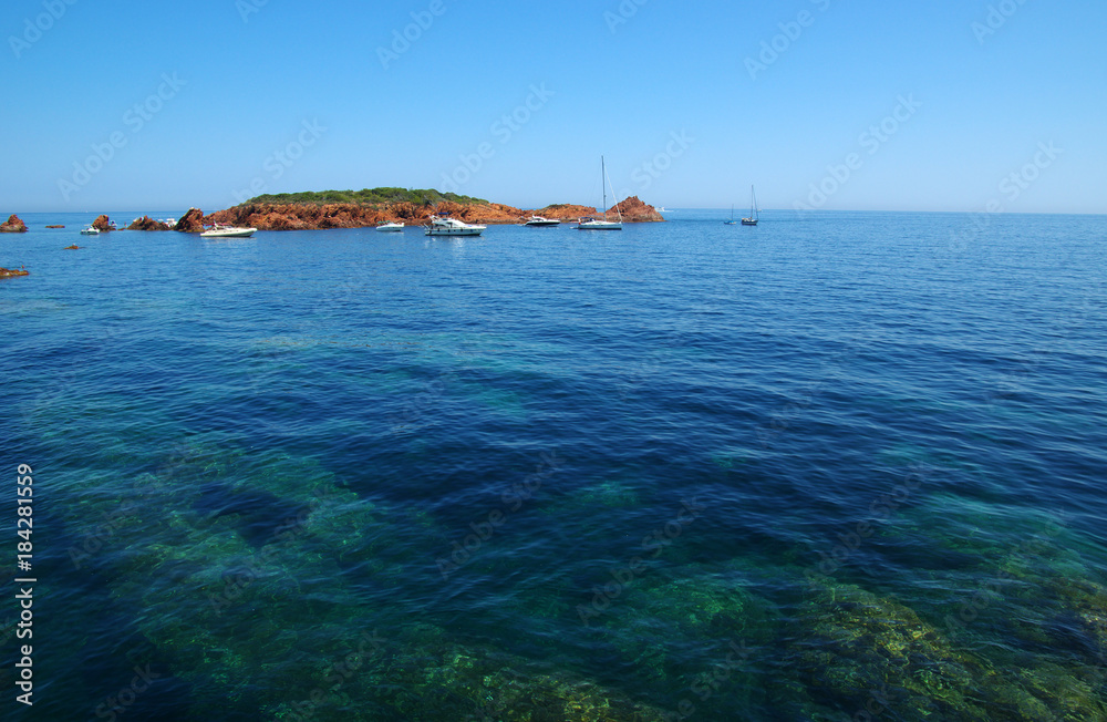 海上岩石海滩