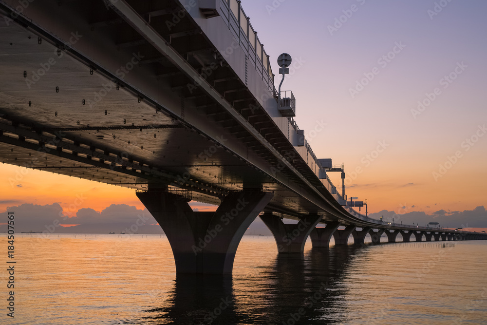 日落中的东京湾水线景观