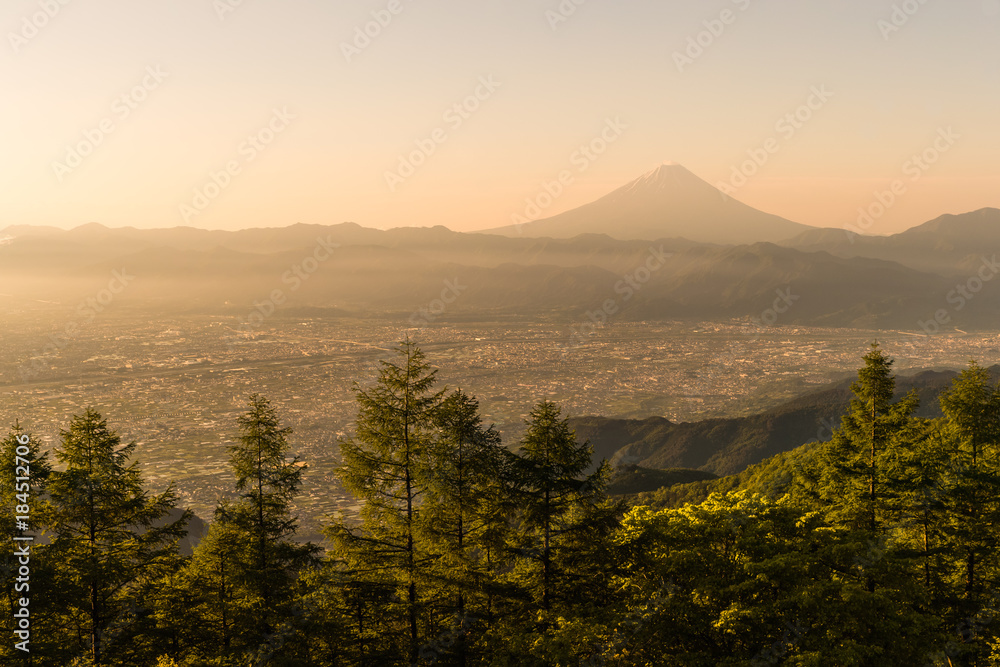 富士山和高富市，从阿玛里山的角度可以看到日出的天空。