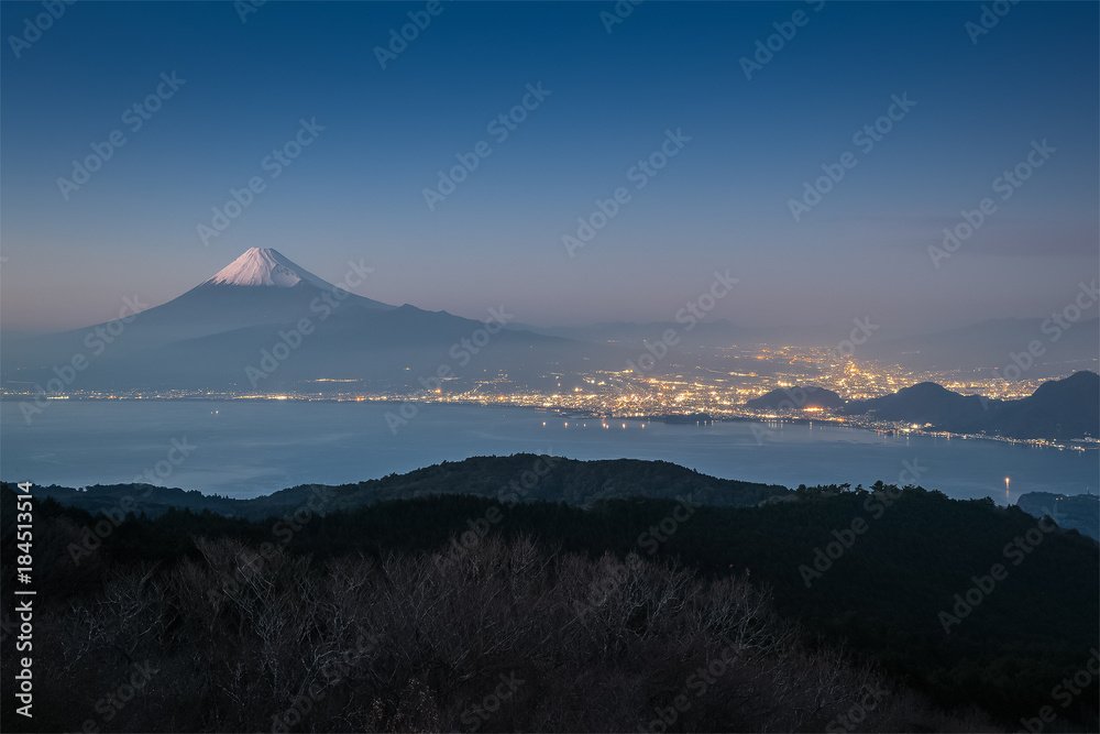 静冈县富士山和骏河湾的日落景观