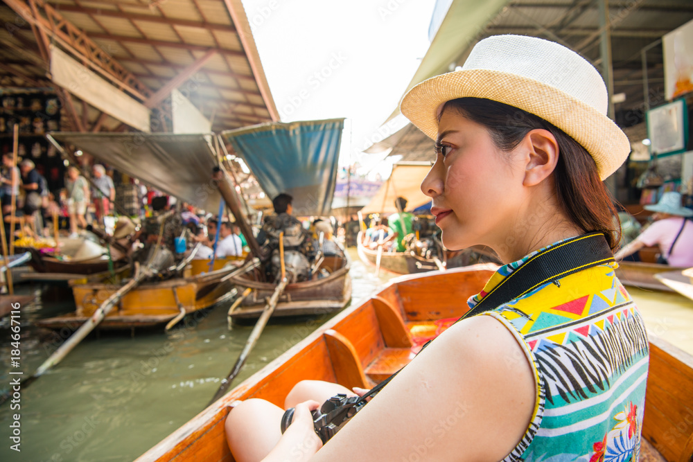 美丽微笑的女人去泰国旅游