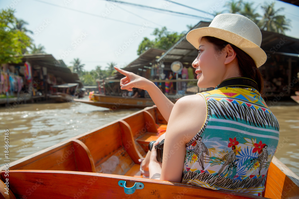 微笑的年轻女性旅行者登上河船