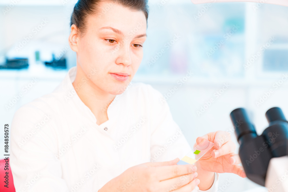 食品质量控制实验室的年轻女技术员