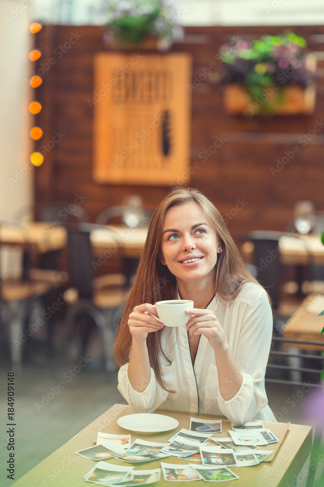 咖啡馆里的年轻女人