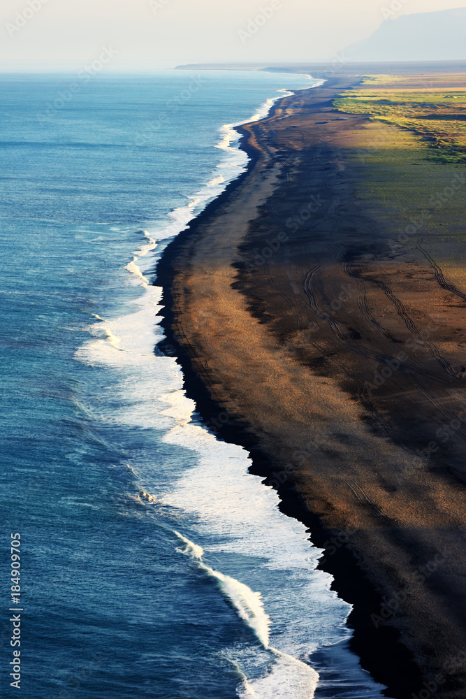 黑色海滩和大西洋。Reynisdrangar，Vik，冰岛风景摄影