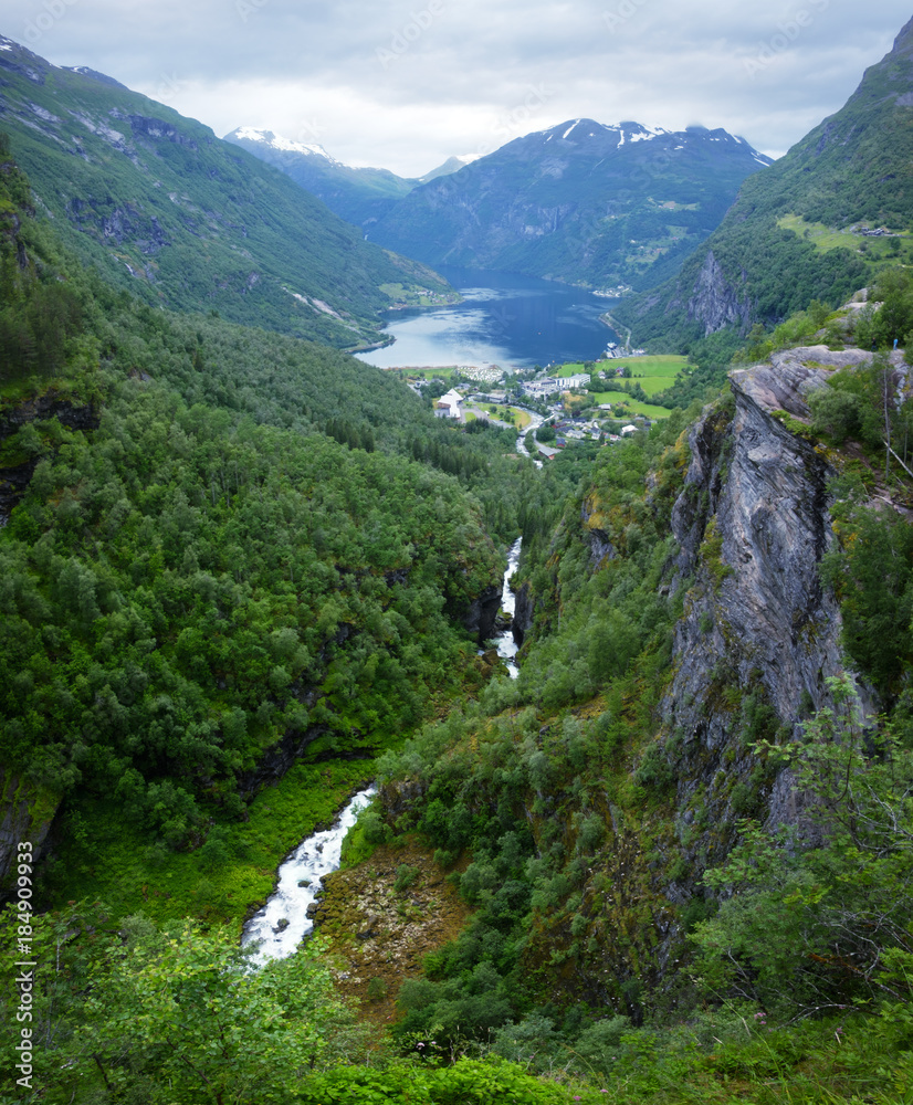 从诺瓦西部盖兰格村的高处俯瞰Sunnylvsfjorden峡湾，令人叹为观止