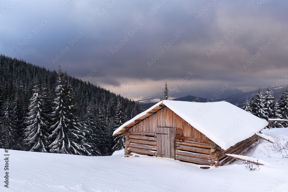 雪山木屋的奇妙冬季景观。圣诞假期概念。喀尔巴阡山