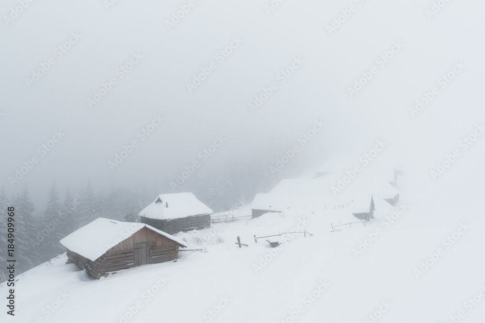 雪山木屋的奇妙冬季景观。圣诞假期概念。喀尔巴阡山