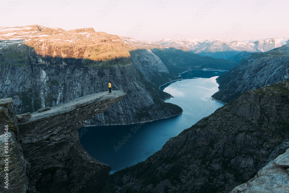 Trolltunga岩石上唯一的游客-挪威最壮观、最著名的悬崖。风景如画