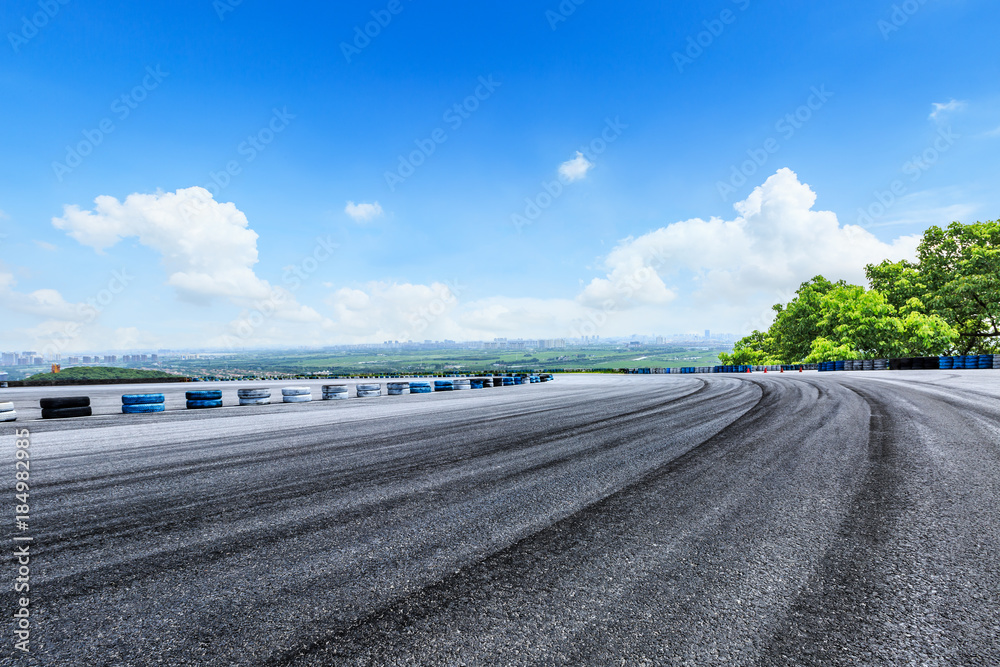 国际赛道柏油路与蓝天自然景观