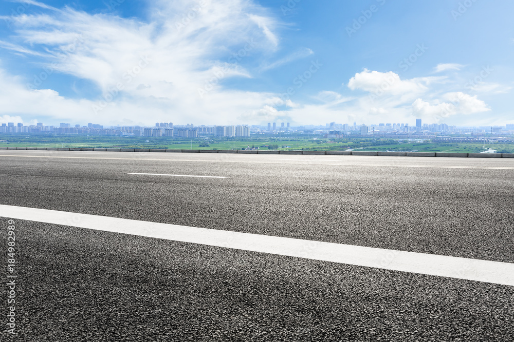 空旷的公路柏油路和美丽的天空云朵景观