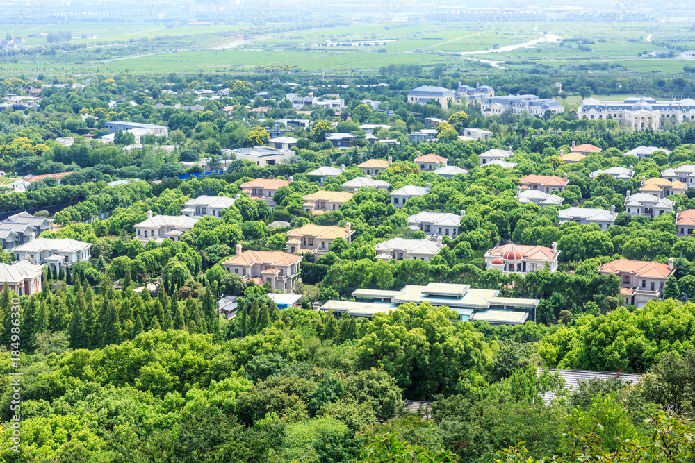 中国上海市郊的住宅楼和绿色森林，鸟瞰图