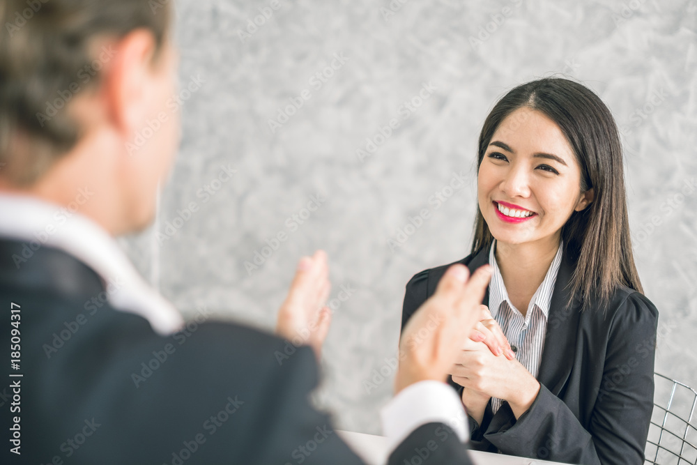 老板/商务男士雇主向年轻的亚洲商务女性/员工竖起大拇指鼓掌