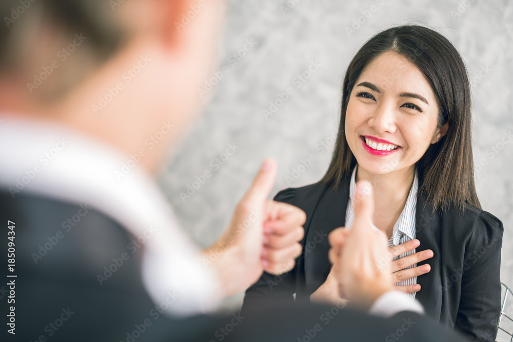 老板/商务男士雇主向年轻的亚洲商务女性/员工竖起大拇指鼓掌