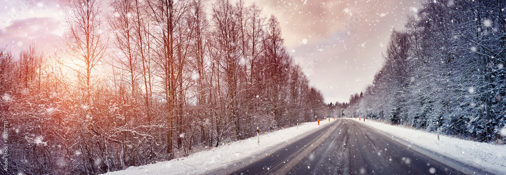 汽车在被雪覆盖的冬季道路上行驶