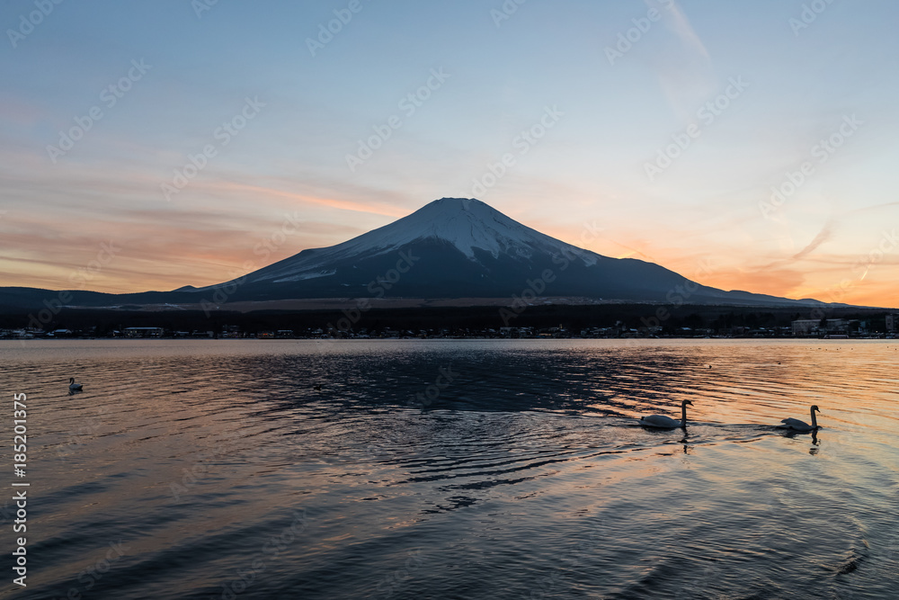 冬季傍晚富士山和山中湖的景色。山中湖是富士山中最大的