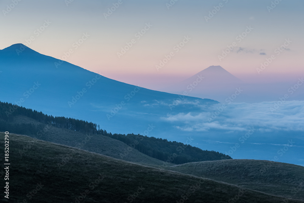 富士山夏季日出时有云