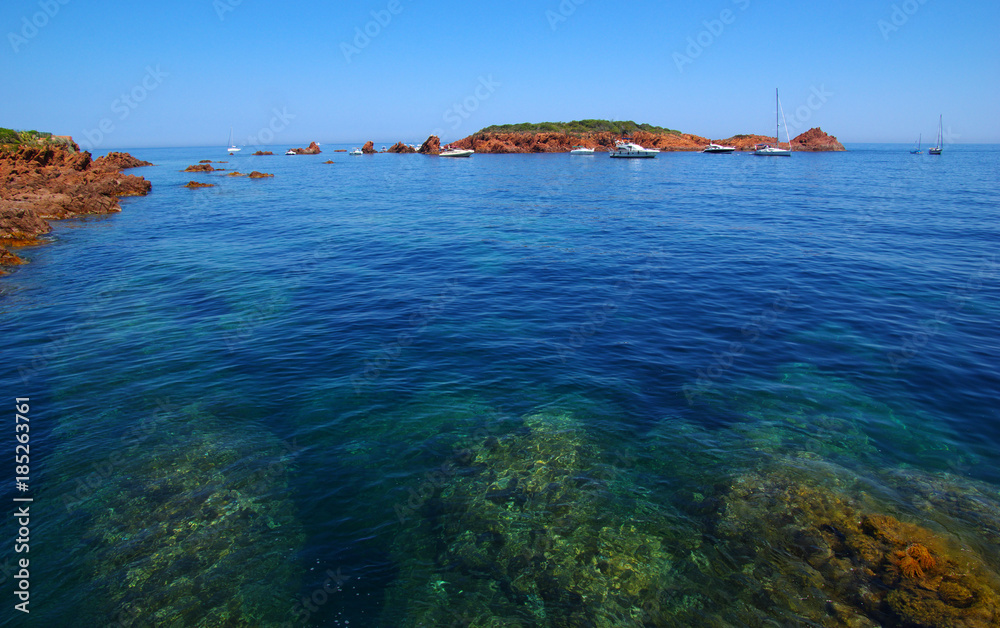 海上岩石海滩