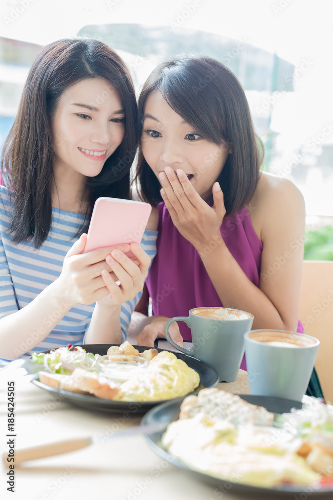 餐馆里的女性朋友