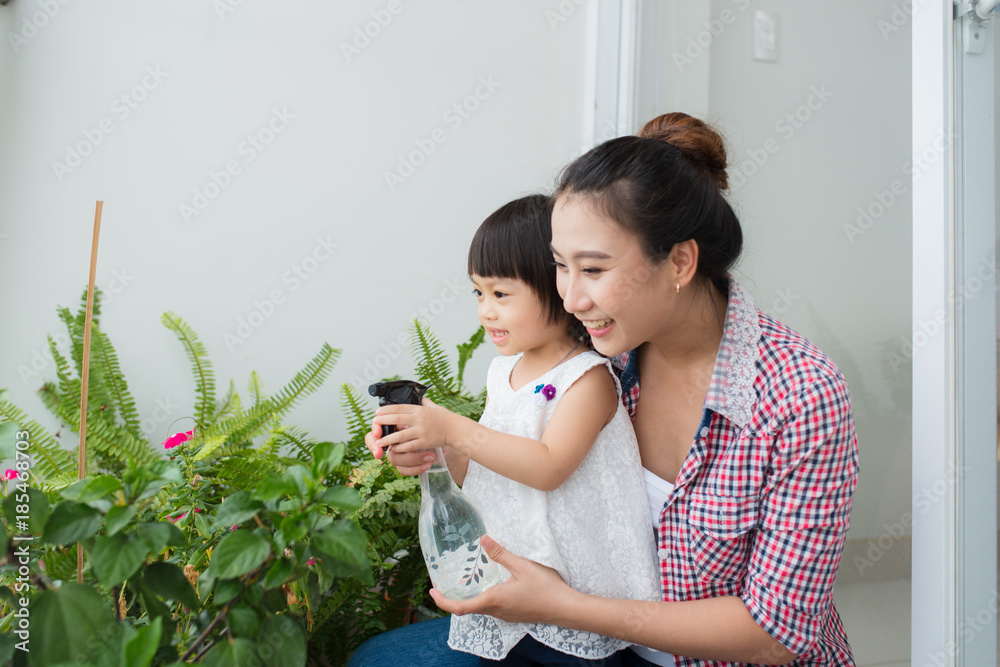 母亲和蹒跚学步的女儿春季园艺