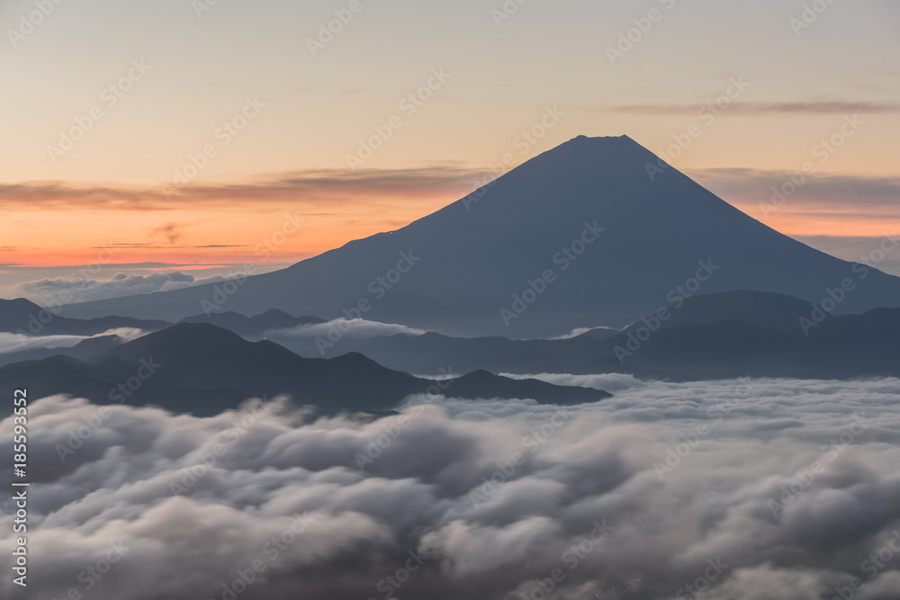 春天有云的富士山顶